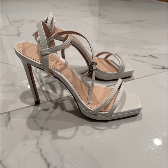 Schutz Teresa Sandal. Never worn! Size 5.5 (run large, fit like a 6) - Picture 3 of 4